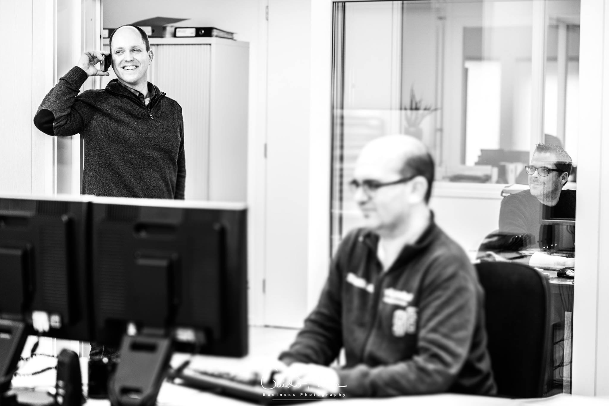 Erik Schopman belt op kantoor terwijl collega's werken aan de transportplanning